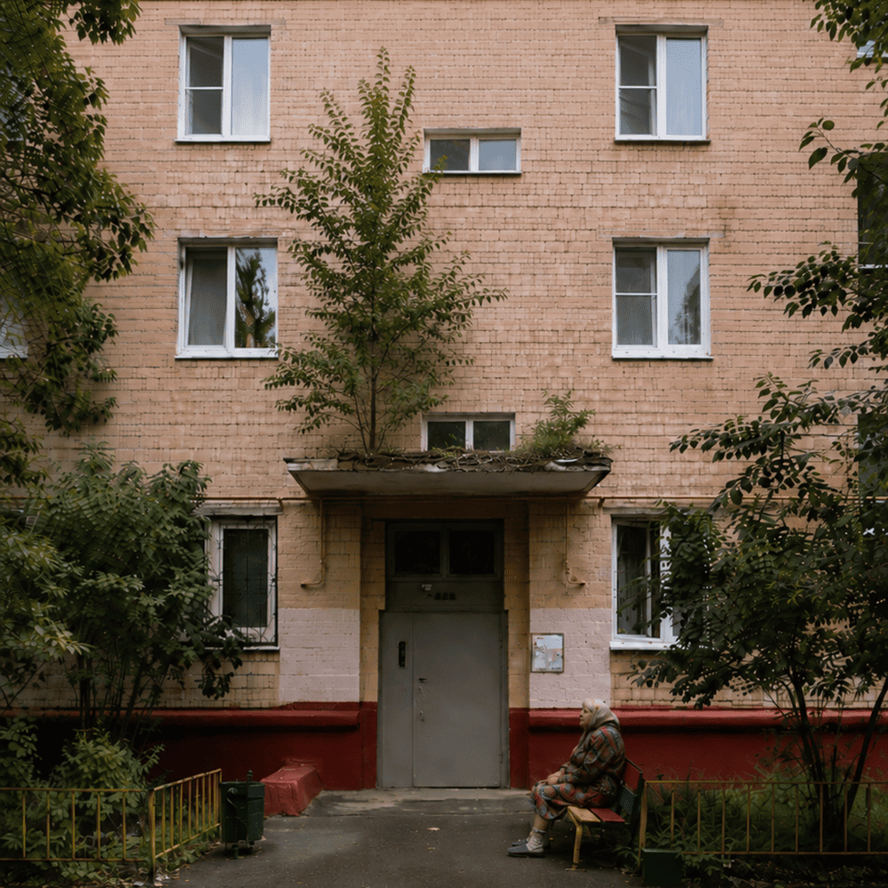 Подъезд пятиэтажки-хрущёвки в Петербурге — иллюстрация к статье о законе КРТ