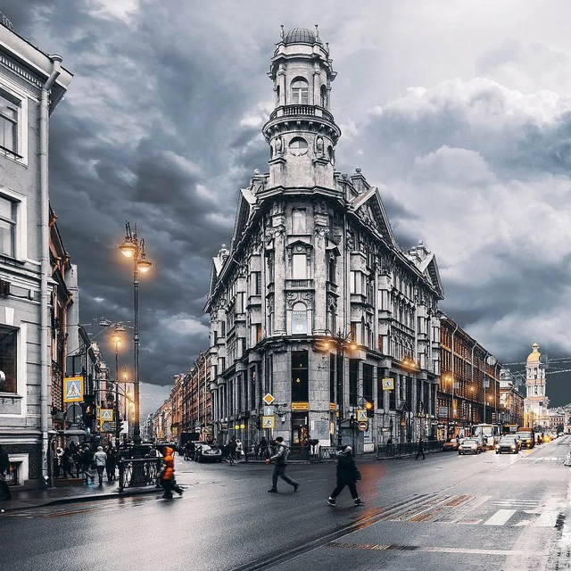 Петербург, дом с башнями на площади Льва Толстого